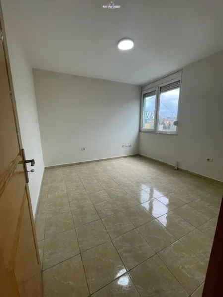 Tirane, jepet me qera zyre Kati 3, 120 m² 900 € (ish ekspozita)