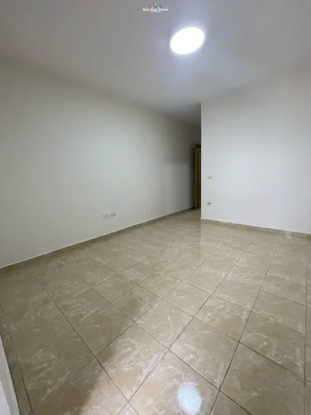 Tirane, jepet me qera zyre Kati 3, 120 m² 900 € (ish ekspozita)