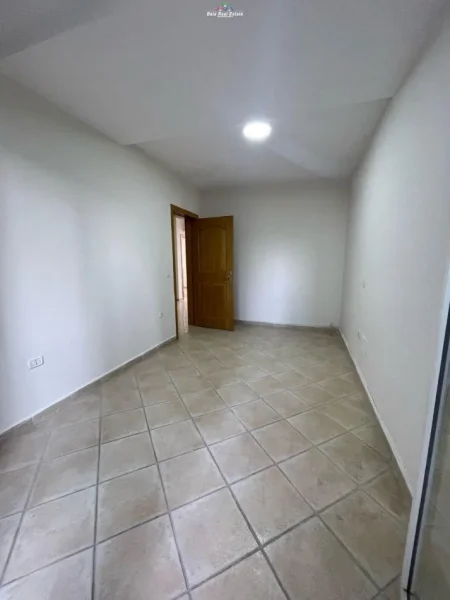 Tirane, jepet me qera zyre Kati 3, 120 m² 900 € (ish ekspozita)