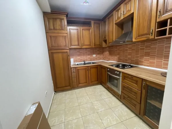 Tirane, jepet me qera zyre Kati 3, 120 m² 900 € (ish ekspozita)