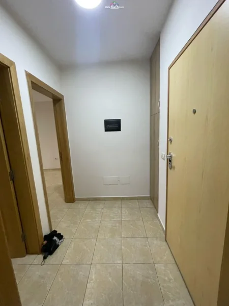 Tirane, jepet me qera zyre Kati 3, 120 m² 900 € (ish ekspozita)