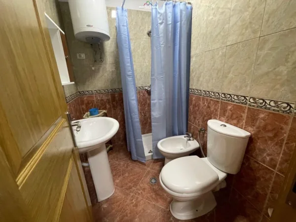 Tirane, jepet me qera zyre Kati 3, 120 m² 900 € (ish ekspozita)