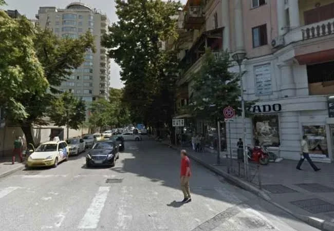 Tirane, jepet me qera ambjent biznesi Kati 1, 420 m² 4.000 Euro (Bulevardi Bajram Curi)