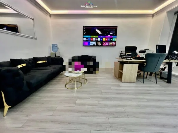 Tirane, jepet me qera zyre Kati 1, 40 m² 950 € (bllok)