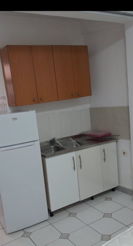 Tirane, jepet me qera garsonier 1+1 Kati 1, 30 m² (Fundi Rruges Burgut)