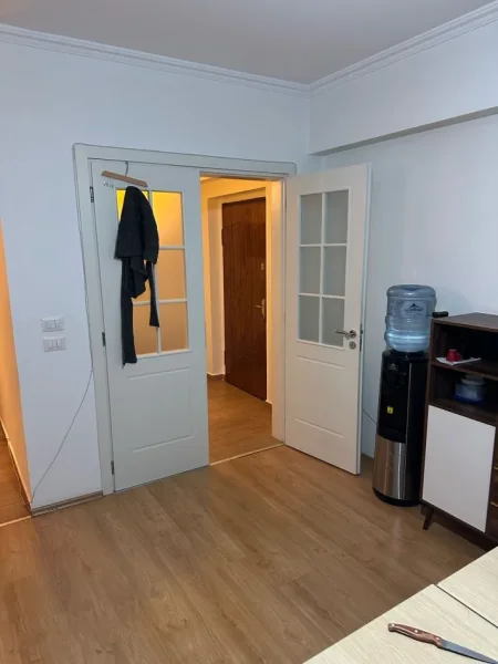 Tirane, jap me qera zyre Kati 1, 105 m² 800 € (Rruga Sami Frasheri)