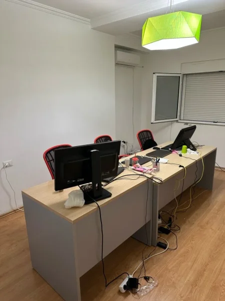 Tirane, jap me qera zyre Kati 1, 105 m² 800 € (Rruga Sami Frasheri)