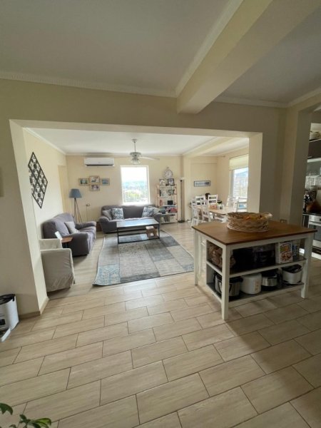 Tirane, jepet me qera Vile 2 Katshe Kati 2, 280 m² 1.500 € (Rruga Panorama e Liqenit Farke)