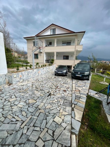 Tirane, jepet me qera Vile 2 Katshe Kati 2, 280 m² 1.500 € (Rruga Panorama e Liqenit Farke)