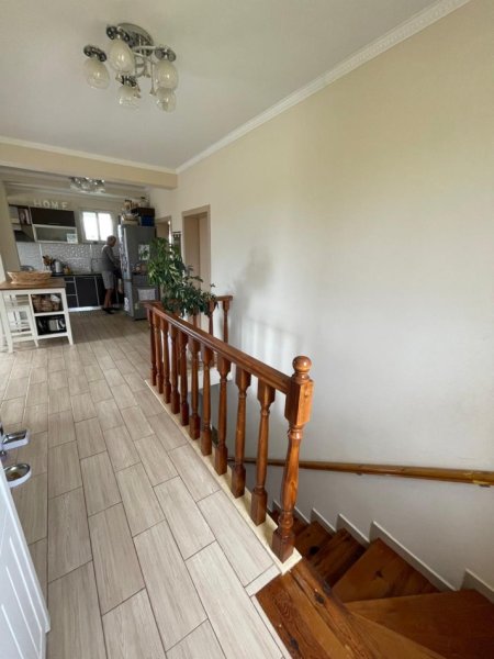 Tirane, jepet me qera Vile 2 Katshe Kati 2, 280 m² 1.500 € (Rruga Panorama e Liqenit Farke)