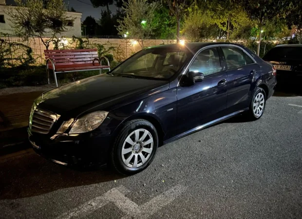 Tirane, shitet makine Mercedes Benz E-Class 220 CDI W212 Nafte, blu e errët automatik Klima 168.900 km 8.200 €