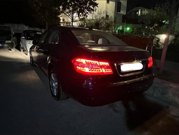 Tirane, shitet makine Mercedes Benz E-Class 220 CDI W212 Nafte, blu e errët automatik Klima 168.900 km 8.200 €