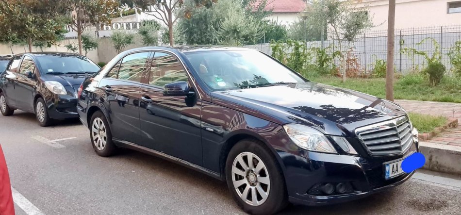 Tirane, shitet makine Mercedes Benz E-Class 220 CDI W212 Nafte, blu e errët automatik Klima 168.900 km 8.200 €