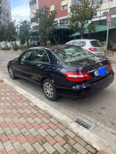 Tirane, shitet makine Mercedes Benz E-Class 220 CDI W212 Nafte, blu e errët automatik Klima 168.900 km 8.200 €