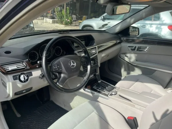 Tirane, shitet makine Mercedes Benz E-Class 220 CDI W212 Nafte, blu e errët automatik Klima 168.900 km 8.200 €