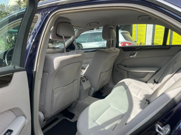Tirane, shitet makine Mercedes Benz E-Class 220 CDI W212 Nafte, blu e errët automatik Klima 168.900 km 8.200 €