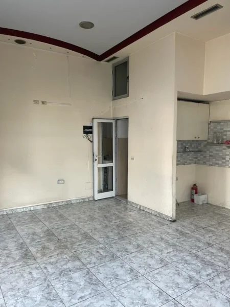 Tirane, jepet me qera ambjent biznesi Kati 0, 35 m² 500 € (Rr. Jorgo Plaku te Medreseja)