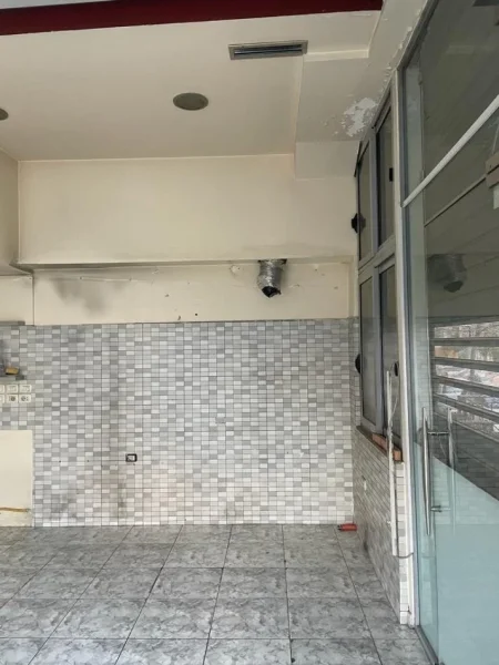 Tirane, jepet me qera ambjent biznesi Kati 0, 35 m² 500 € (Rr. Jorgo Plaku te Medreseja)