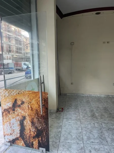 Tirane, jepet me qera ambjent biznesi Kati 0, 35 m² 500 € (Rr. Jorgo Plaku te Medreseja)