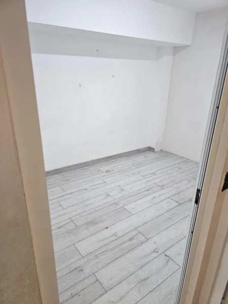 Tirane, jepet me qera ambjent biznesi Kati 0, 70 m² 600 € (Rr. Myslym Shyri prane gjykates)