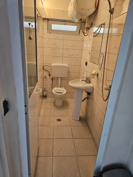 Tirane, jepet me qera ambjent biznesi Kati 0, 70 m² 600 € (Rr. Myslym Shyri prane gjykates)