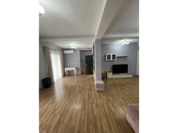 Tirane, jepet me qera Vile 3 Katshe , 250 m² 1.350 € (Jordan Misja)