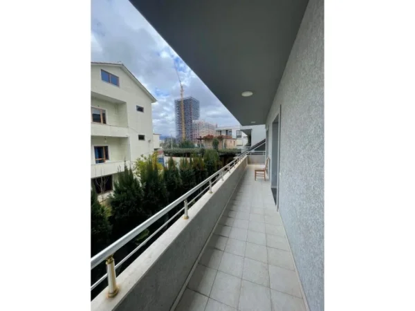 Tirane, jepet me qera Vile 3 Katshe , 250 m² 1.350 € (Jordan Misja)