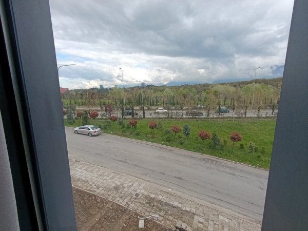 Jepet me qera apartament 2+1+Aneks+Ballkon Kati 3, 100 m² 1.200 € (Mbrapa Radisson rrug kryesore me post parkimi te perfshir)