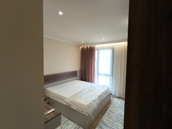Jepet me qera apartament 2+1+Aneks+Ballkon Kati 3, 100 m² 1.200 € (Mbrapa Radisson rrug kryesore me post parkimi te perfshir)