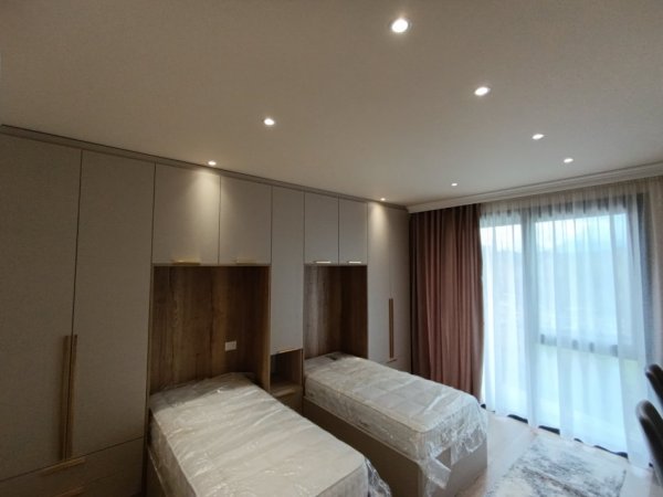 Jepet me qera apartament 2+1+Aneks+Ballkon Kati 3, 100 m² 1.200 € (Mbrapa Radisson rrug kryesore me post parkimi te perfshir)