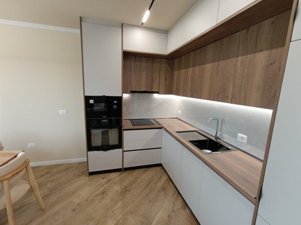 Jepet me qera apartament 2+1+Aneks+Ballkon Kati 3, 100 m² 1.200 € (Mbrapa Radisson rrug kryesore me post parkimi te perfshir)