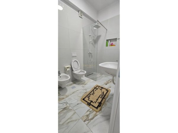 Tirane, jepet me qera apartament 2+1 Kati 6, 89 m² 800 € (fusha e avicionit)