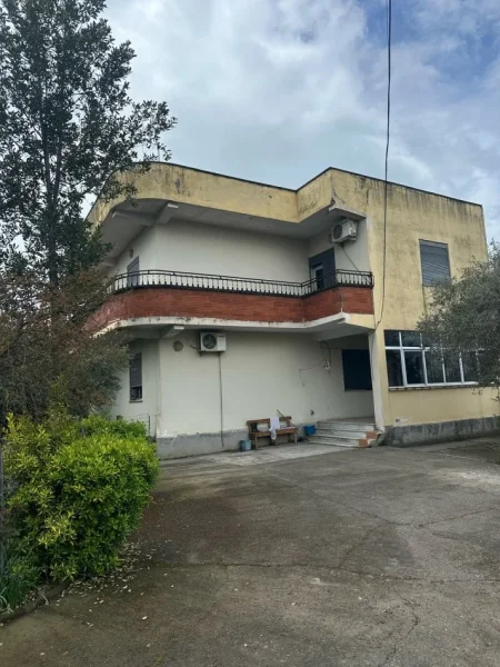 Durres, shitet shtepi 2 Katshe , 220 m² 145.000 € (Rruga Vath Turja)