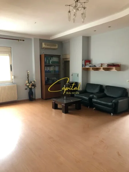 Tirane, jepet me qera zyre Kati 8, 84 m² 900 € (RRUGA SIRI KODRA)