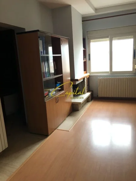 Tirane, jepet me qera zyre Kati 8, 84 m² 900 € (RRUGA SIRI KODRA)