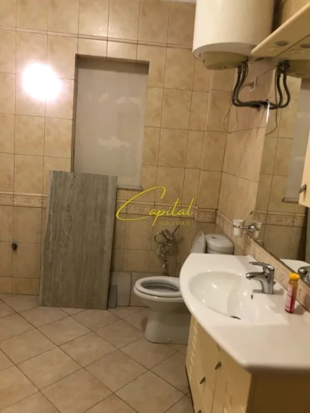 Tirane, jepet me qera zyre Kati 8, 84 m² 900 € (RRUGA SIRI KODRA)