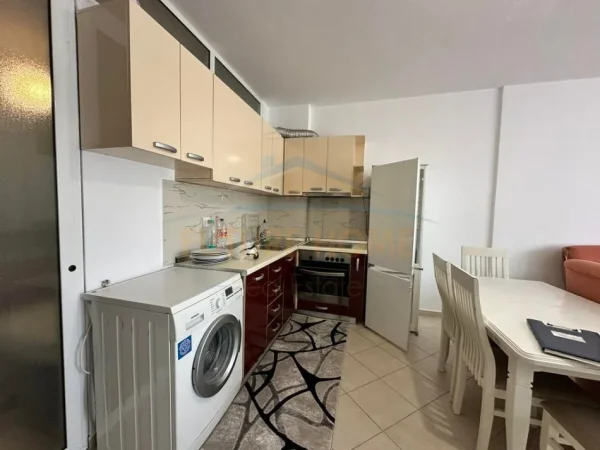 Tirane, jepet me qera apartament 2+1+Ballkon Kati 7, 400 € (Astir)