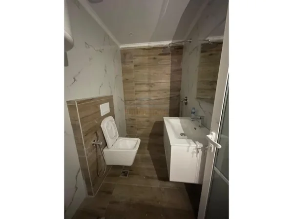 Tirane, shitet apartament 1+1+Ballkon Kati 1, 58 m² 90.000 € (Ali Demi)