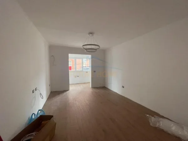 Tirane, shitet apartament 1+1+Ballkon Kati 1, 58 m² 90.000 € (Ali Demi)