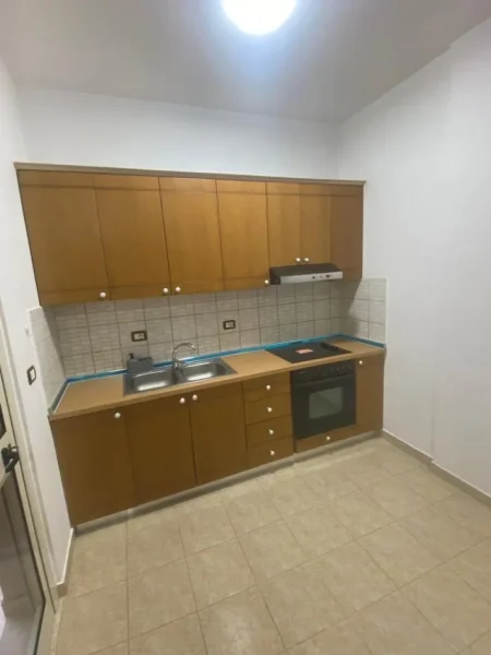 Tirane, jepet me qera apartament 1+1 Kati 2, 70 m² 450 € (Jepet me Qera Super Apartamenti 1+1 me Ballkon ne 5 Maji.)