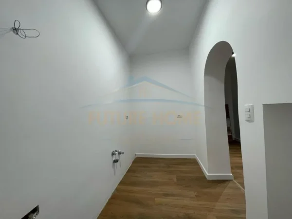 Tirane, shitet apartament 2+1+Ballkon Kati 5, 67 m² 118.000 € (Kinostudio)