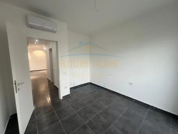 Tirane, shitet apartament 3+1+Ballkon Kati 2, 147 m² 286.000 € (Liqeni i thate)