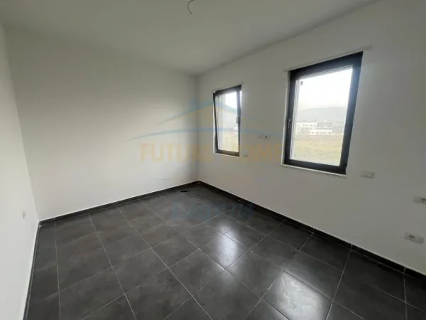 Tirane, shitet apartament 3+1+Ballkon Kati 2, 147 m² 286.000 € (Liqeni i thate)
