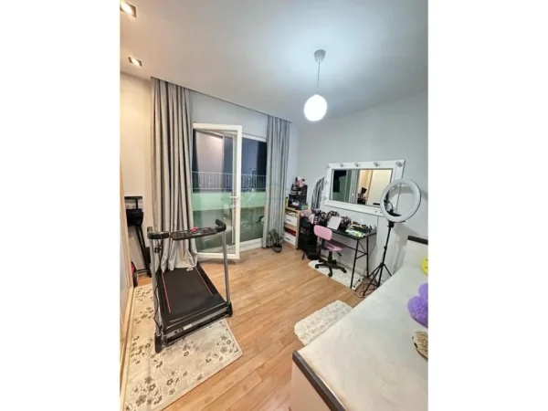 Tirane, shes apartament 2+1+Ballkon Kati 9, 128 m² 140.000 € (Yzberisht)