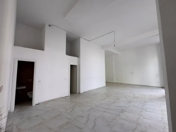 Tirane, jepet me qera dyqan Kati 0, 82 m² 1.600 € (don bosko)