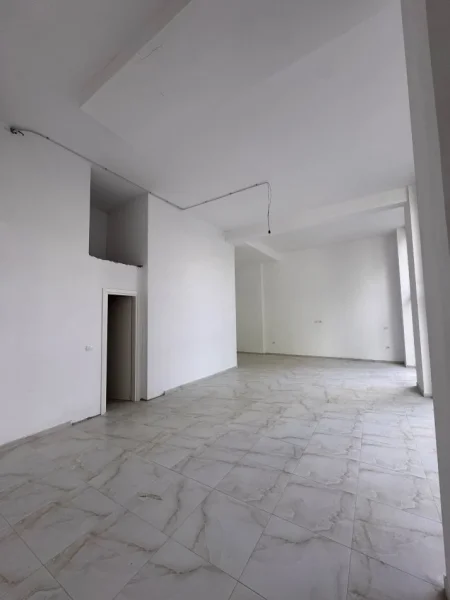 Tirane, jepet me qera dyqan Kati 0, 82 m² 1.600 € (don bosko)