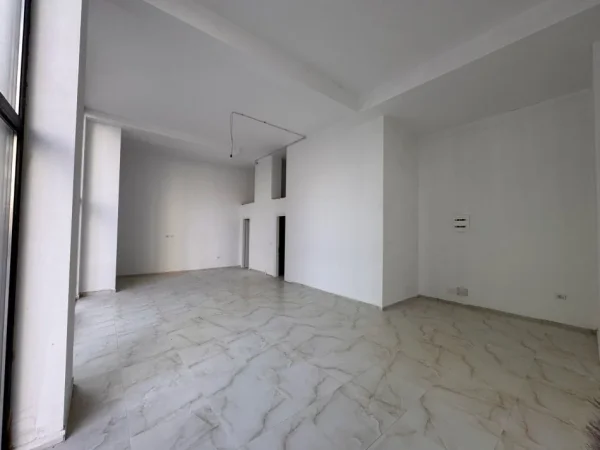 Tirane, jepet me qera dyqan Kati 0, 82 m² 1.600 € (don bosko)