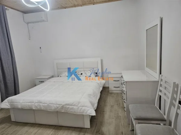 Tirane, jap me qera apartament 1+1 Kati 1, 50 m² 450 € (Laprake)