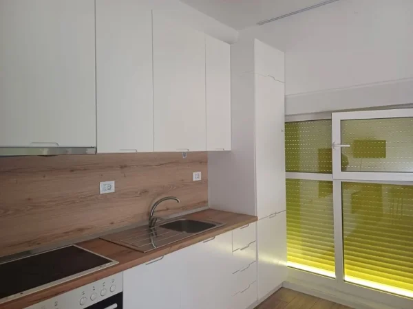 Tirane, jepet me qera apartament 2+1 Kati 4, 80 m² 480 € (ALI DEMI)