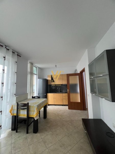 Tirane, jepet me qera apartament 1+1+Ballkon Kati 5, 70 m² 550 € (KOMUNA E PARISIT)